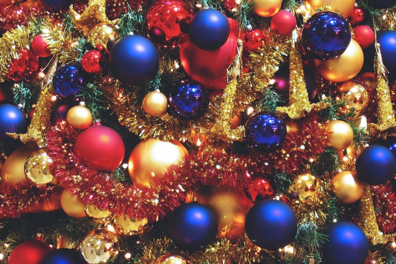 Christmas_Ornaments_on_Tree_-_Newsletter_Blog