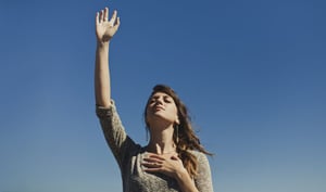Lady Praying - How to Start a Prayer Ministry Online
