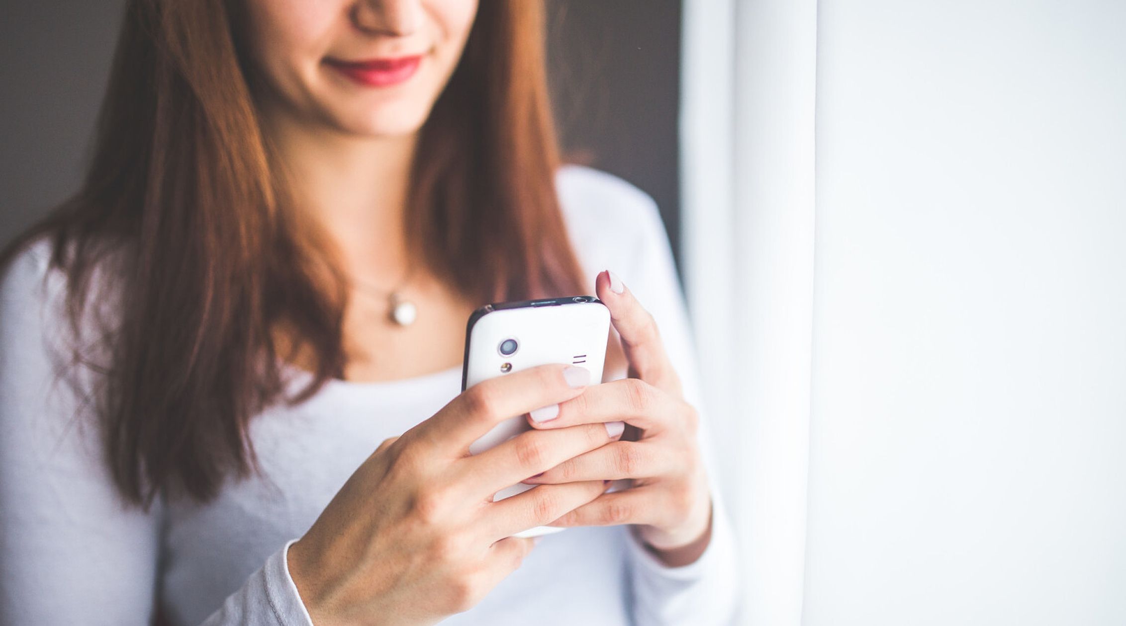 mom-with-phone-one-column