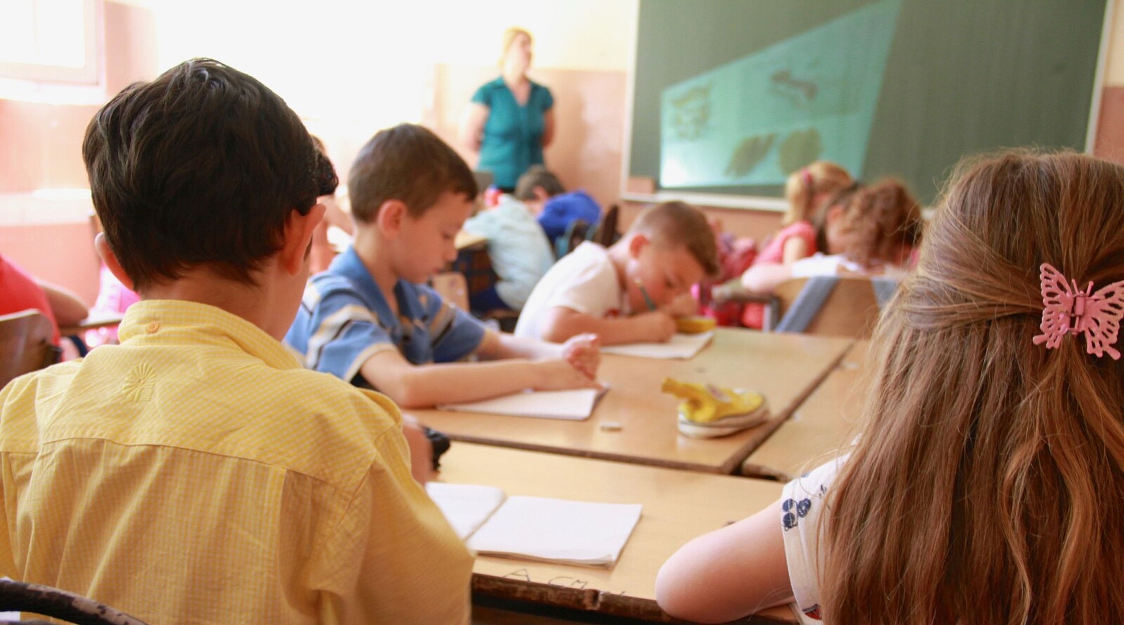 students-at-desks-with-teacher